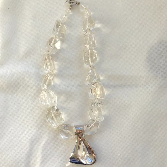 Gorgeous necklace with silver pendant and resin stones - Picture 1 of 5